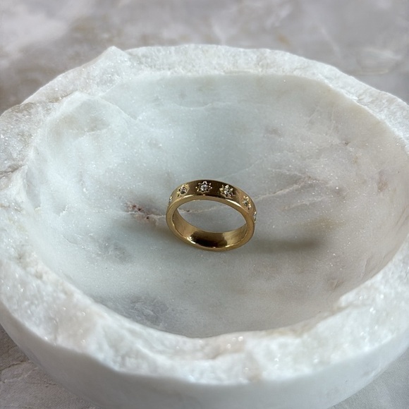 Elegant Gold Band with Intricate Design - Picture 2 of 6